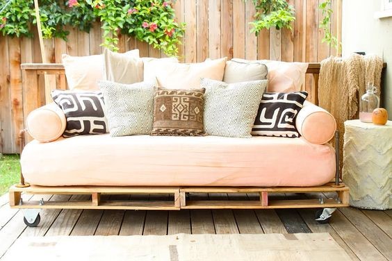 DIY pallet project daybed